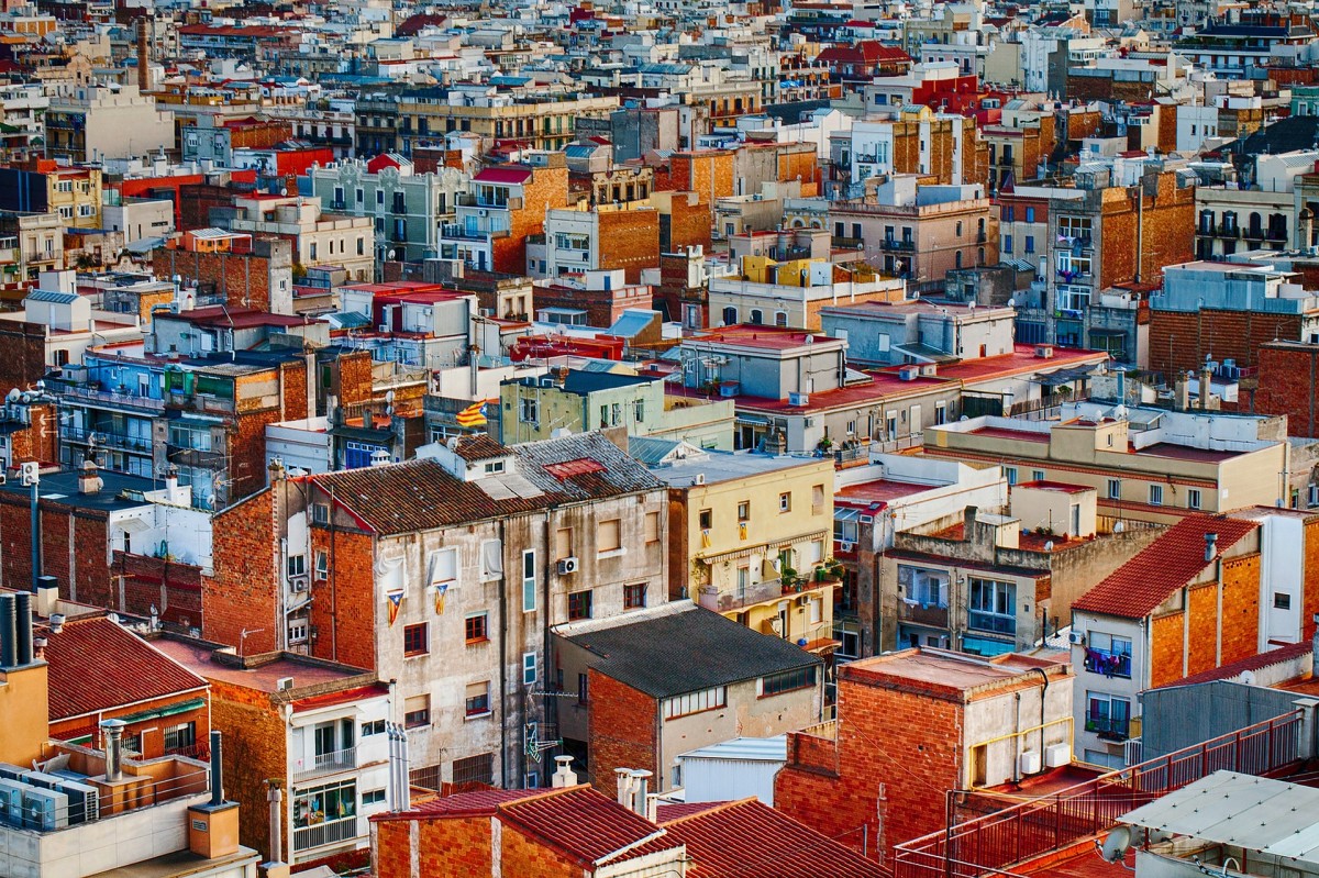 Edificios residenciales en un barrio con alta densidad de viviendas