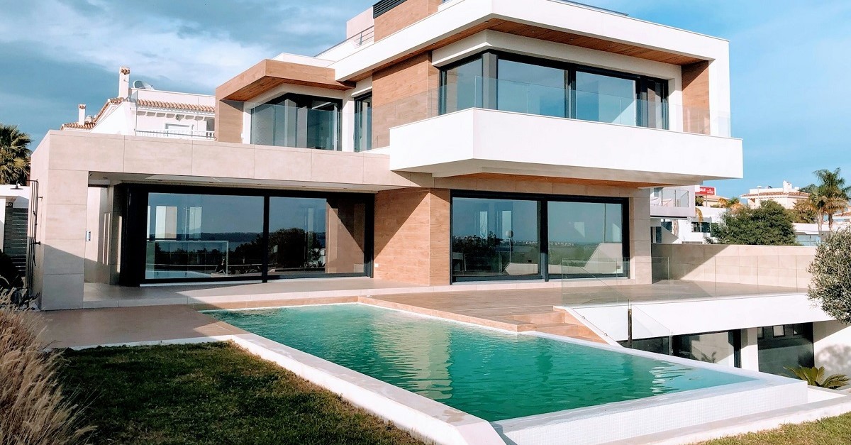 Una villa con piscina