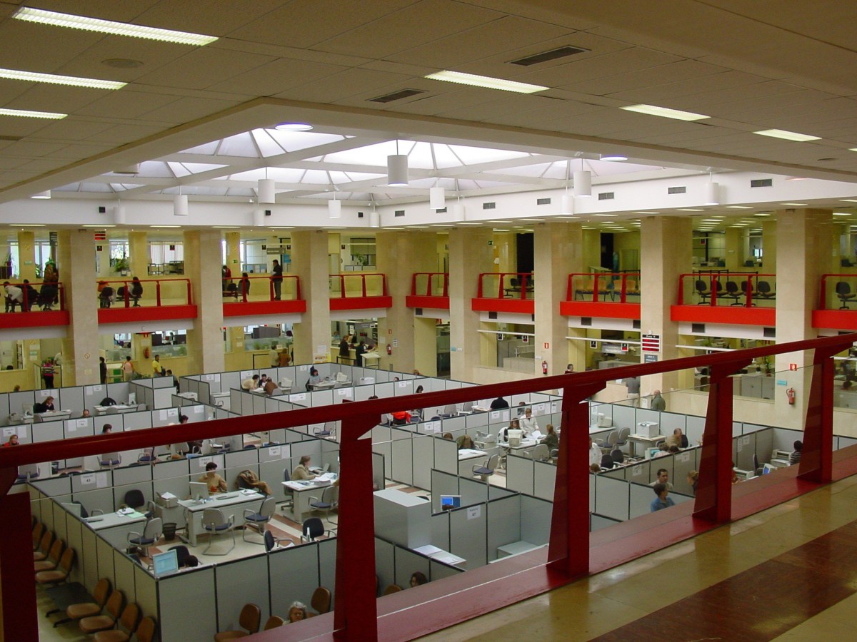 Hacienda devuelve 5.516 millones a casi 8 millones de contribuyentes en los dos primeros meses de la Renta Archivo - Oficina de la Agencia Tributaria en Madrid