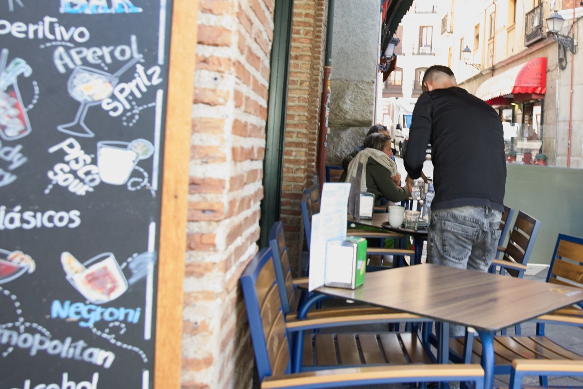 Archivo - Un camarero durante su jornada laboral