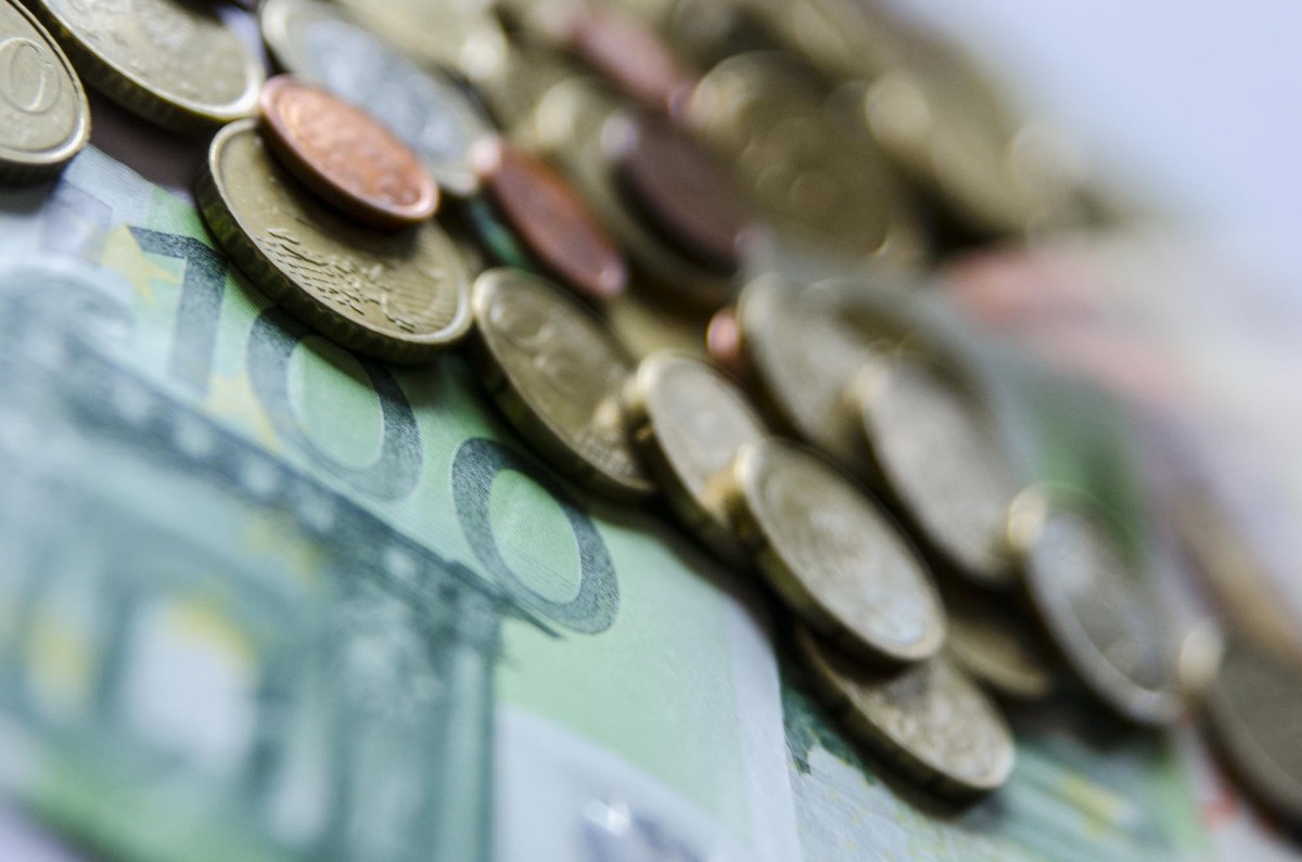 La OCDE rebaja las previsiones de crecimiento para España al 2,4% este año y al 1,9% en 2026 Archivo - Monedas y billetes de euro