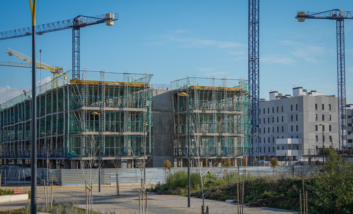 Promotores temen un colapso en la vivienda en tres años por el aumento de los precios y urgen a tomar medidas Archivo - Promoción de viviendas de Emvivesa en Palmas Altas durante su construcción