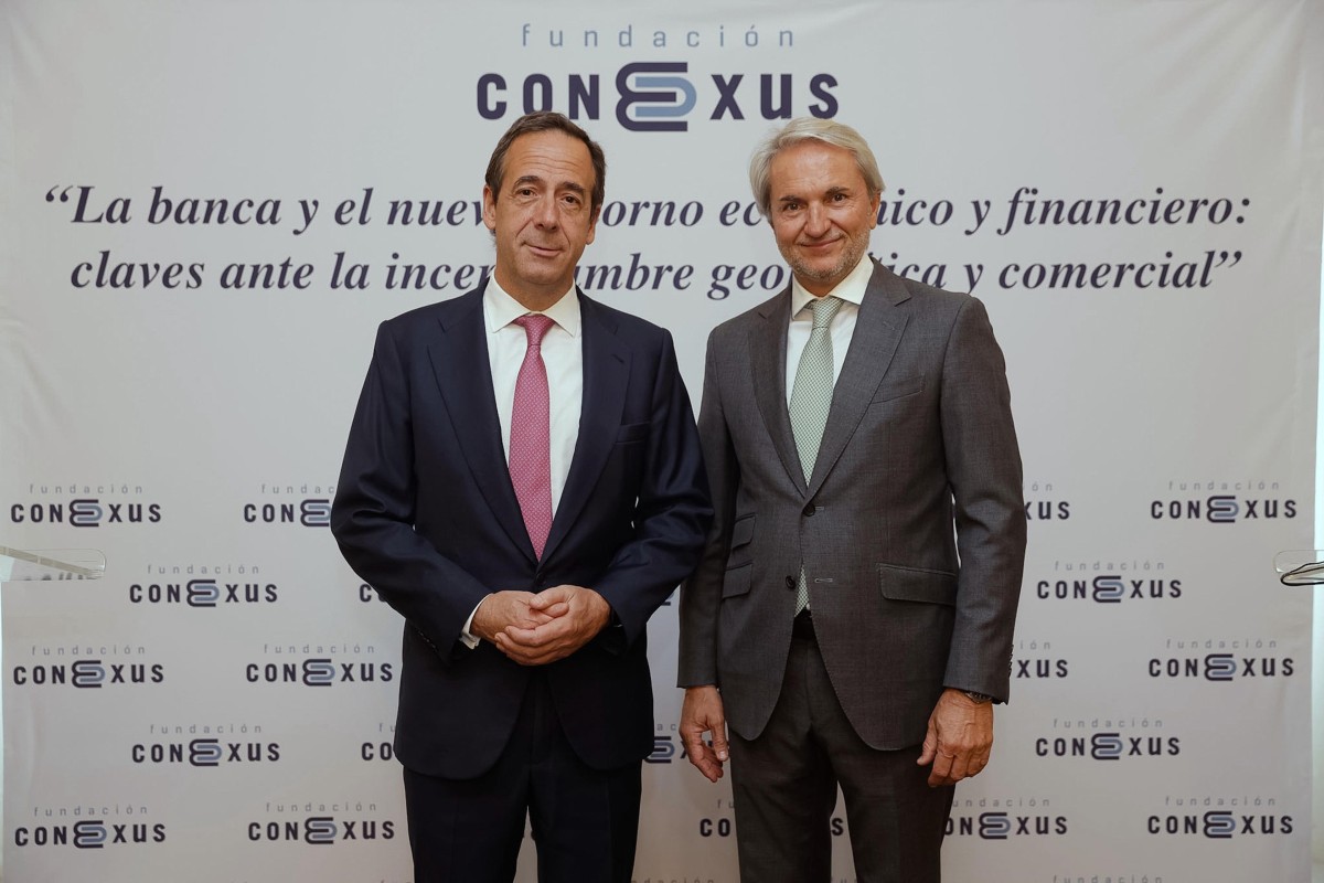 El consejero delegado de CaixaBank, Gonzalo Gortázar y el presidente de la Fundación Conexus, Manuel Broseta.