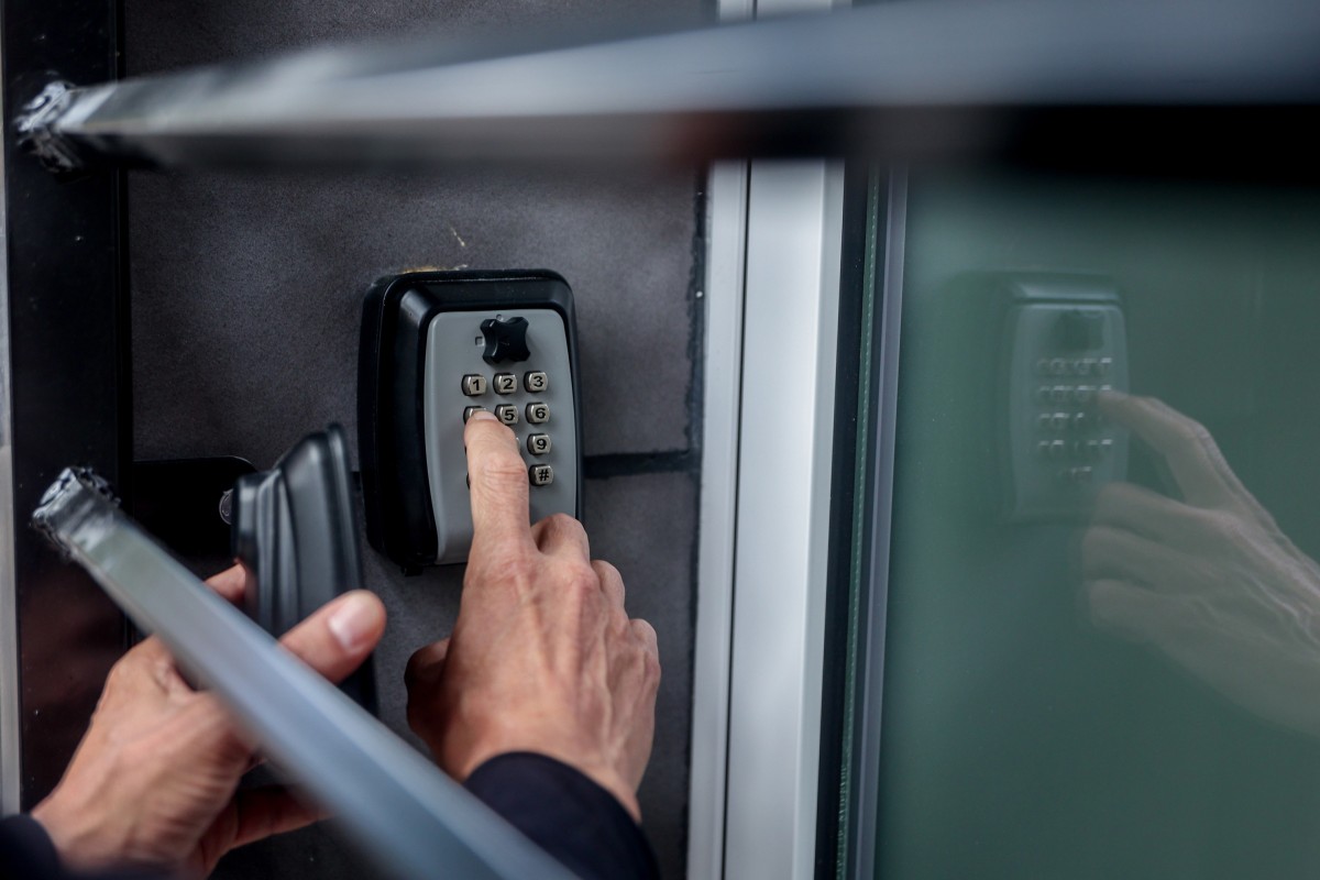 El Banco de España resalta que el turismo dificulta el acceso a la vivienda para determinados colectivos Archivo - Caja de seguridad de un piso turístico.