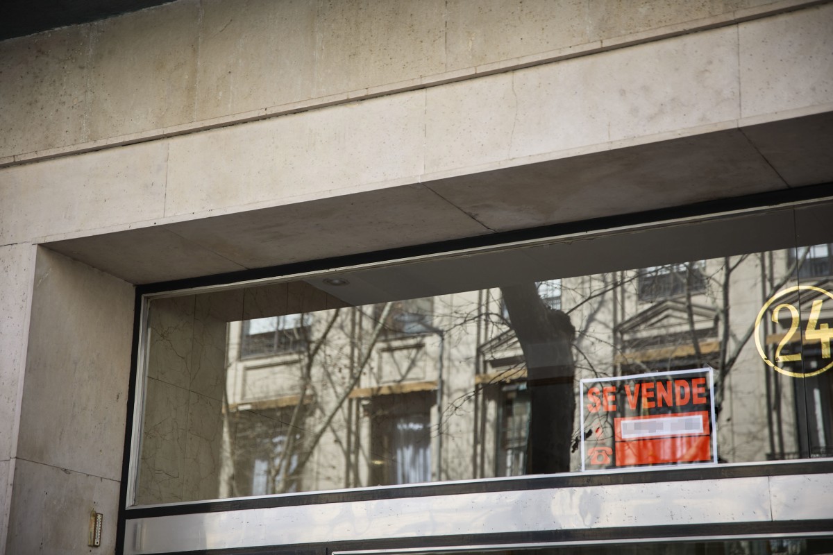 El salario medio español gana un 1% de poder de compra en 2024 tras alcanzar un máximo de 1.988 euros al mes Archivo - Cartel de se vende en un edificio del barrio de Almagro, en Madrid (España)
