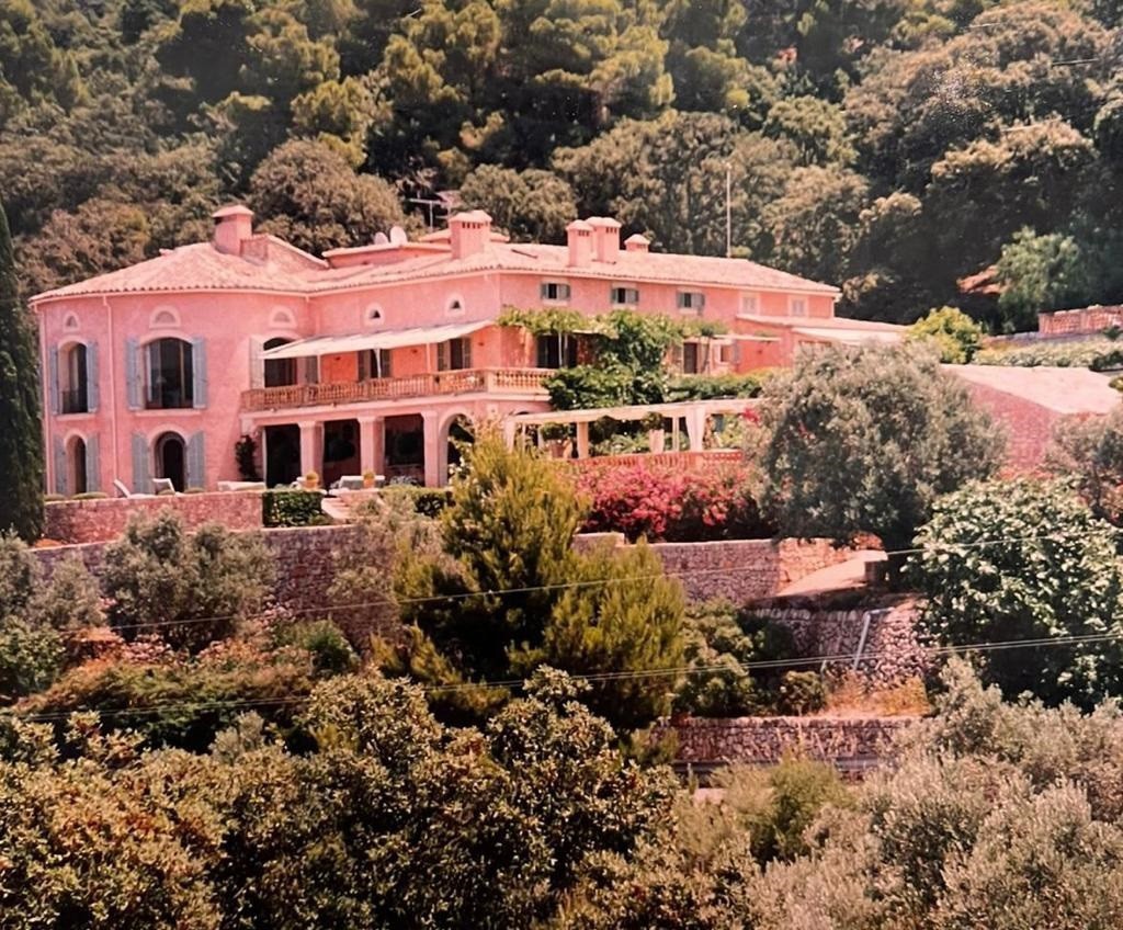 Un juez embarga todos los bienes a Manuel March tras incumplir una condena sobre la venta de una mansión Palacete de Son Galcerán, en Mallorca (Baleares).
