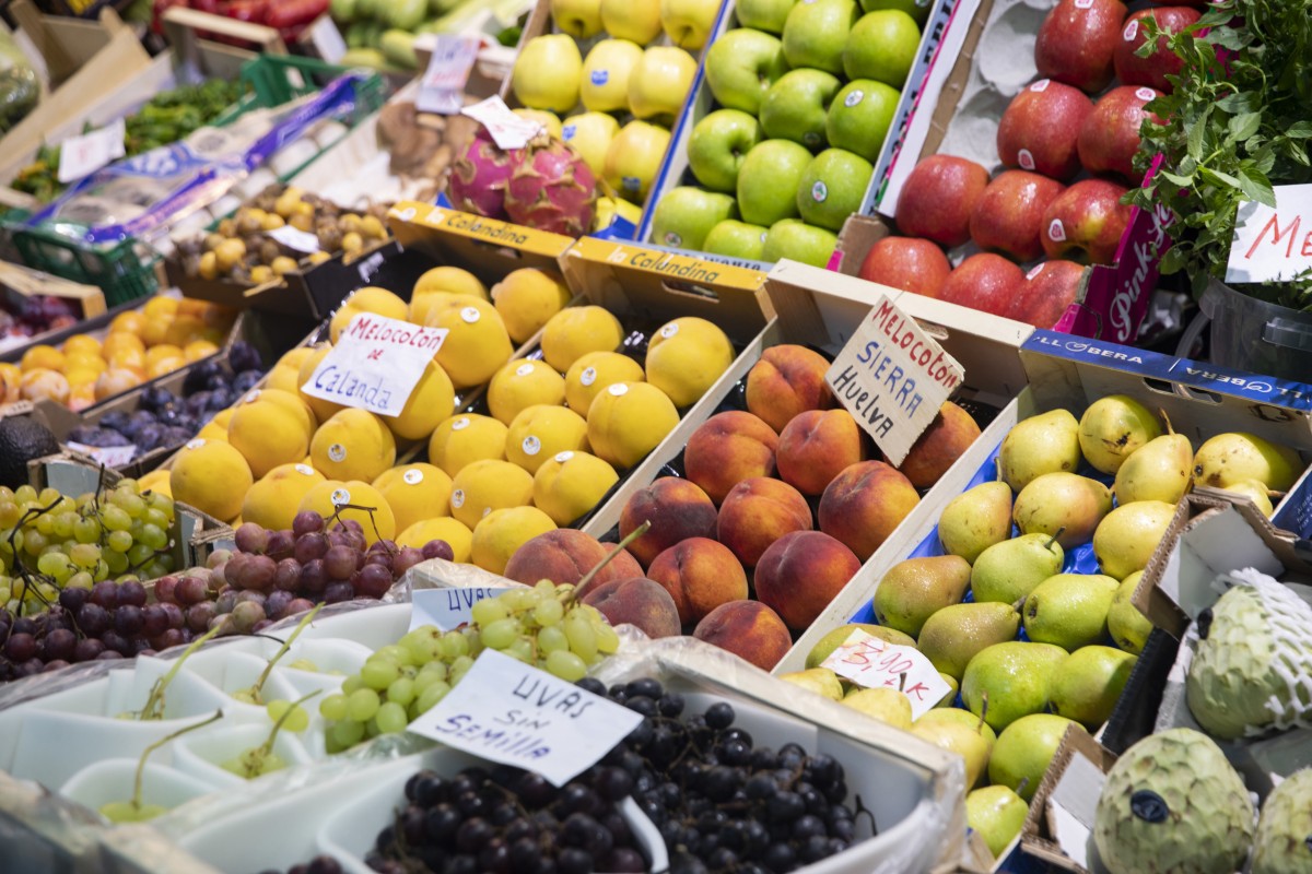 El IPC se modera en mayo una décima menos de lo esperado y acaba el mes en el 2% Archivo - Detalle de un puesto de frutas en un mercado