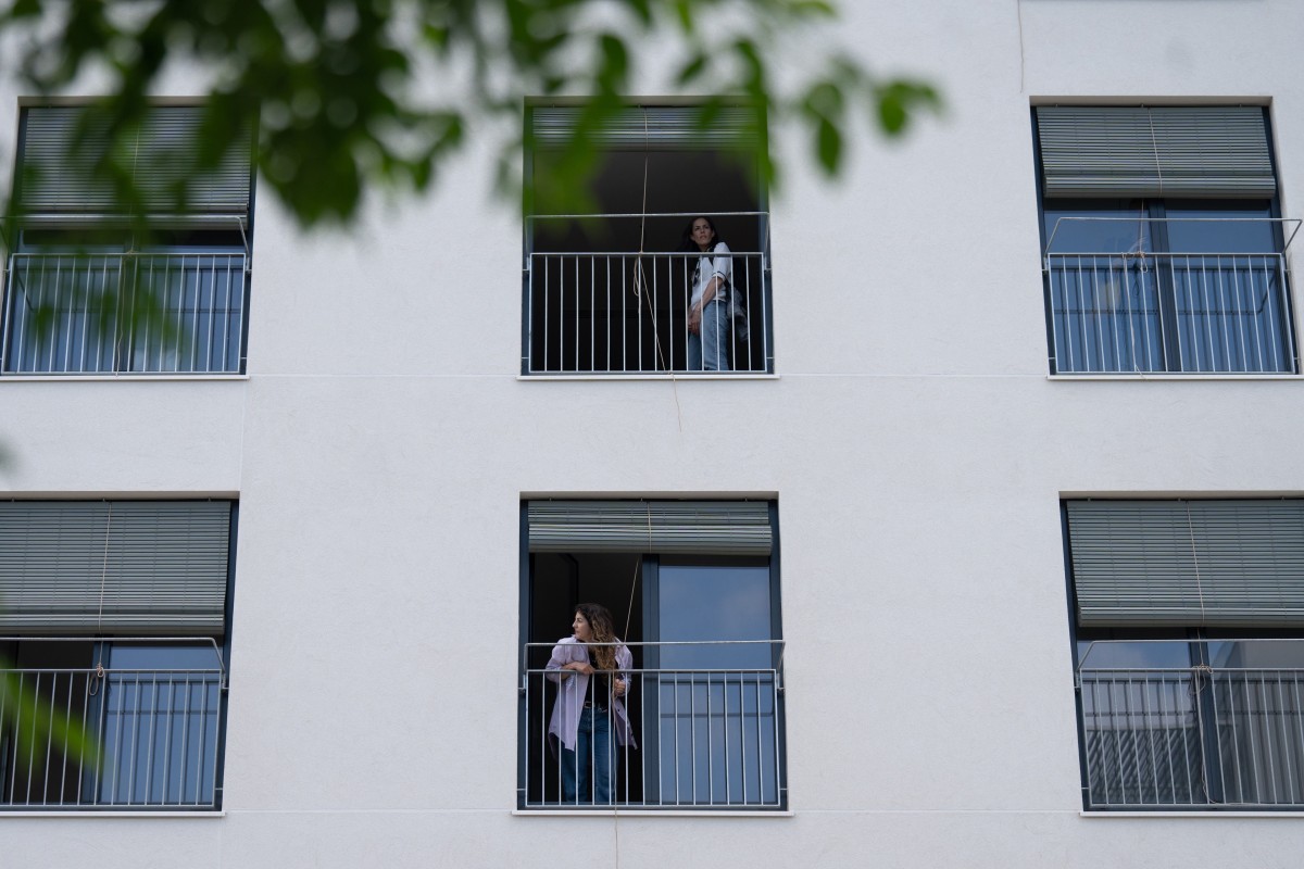 Catalunya activarà els préstecs a joves per a pisos el 30 de juny amb un límit de 50.000 euros Nous llogaters durant el lliurament de les claus d'una promoció pública de lloguer assequible