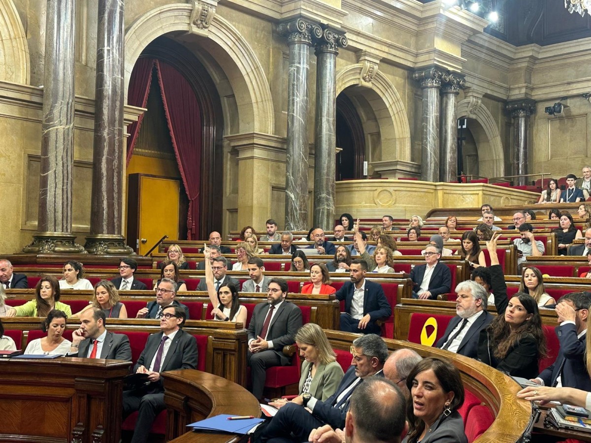 El Parlamento catalán aprueba el decreto ley para aplazar la nueva tasa turística con PSC, ERC, y Comuns El Parlament durante una votación