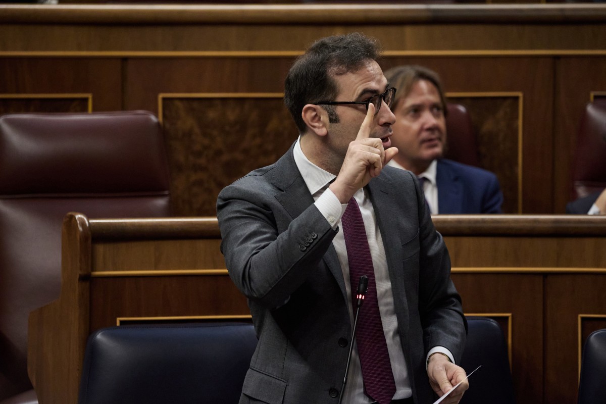 El Gobierno autoriza la OPA de BBVA a Sabadell si se mantienen como entidades independientes 3 años El ministro de Economía, Carlos Cuerpo, interviene durante una sesión de control al Gobierno, en el Congreso de los Diputados, a 18 de junio de 2025, en Madrid (España). Sánchez participa en la sesión de control al Gobierno de hoy para responder a las pre