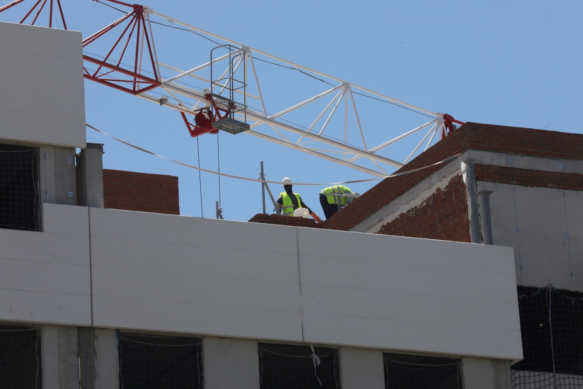 Dos obreros trabajan en la construcción de un edificio de viviendas en Madrid