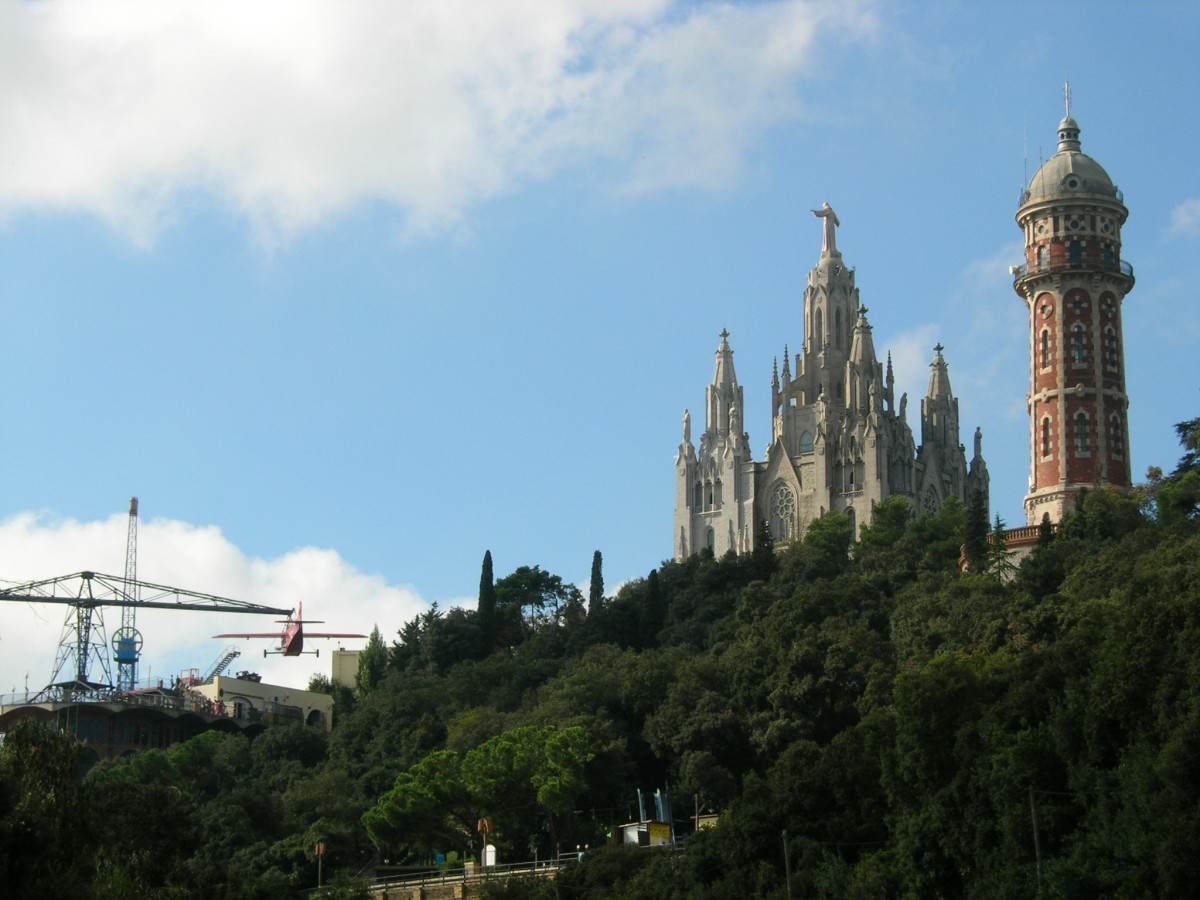 Vista parcial de la iglesia, el observatorio y el parque de atracciones del Tibidabo.