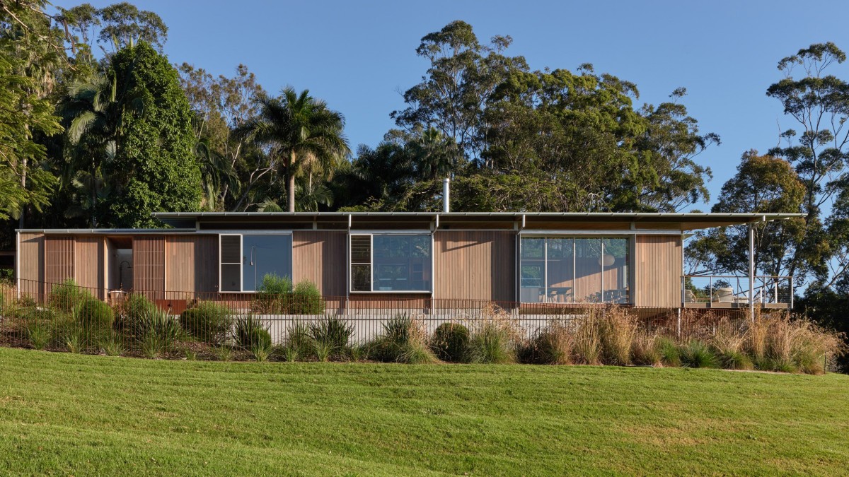 La casa Mango Lane está diseñada por el estudio australiano DFJ Architects y se ubica en Nueva Gales del Sur, con vistas a la icónica Byron Bay.