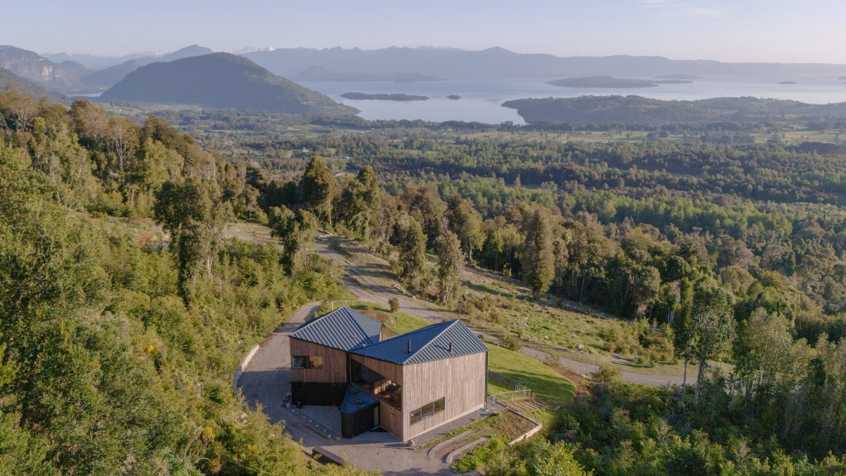 La Casa Palo Quemado es una vivienda vacacional diseñada por el estudio Hebra Arquitectos orientada hacia el lago Ranco en la región de Los Ríos (Chile).