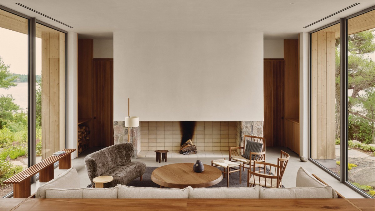 Pine Island Cottage es una vivienda vacacional situada en una isla rocosa de Georgian Bay, Ontario diseñada por los estudios canadienses Bureau Tempo y Thom Fougere.