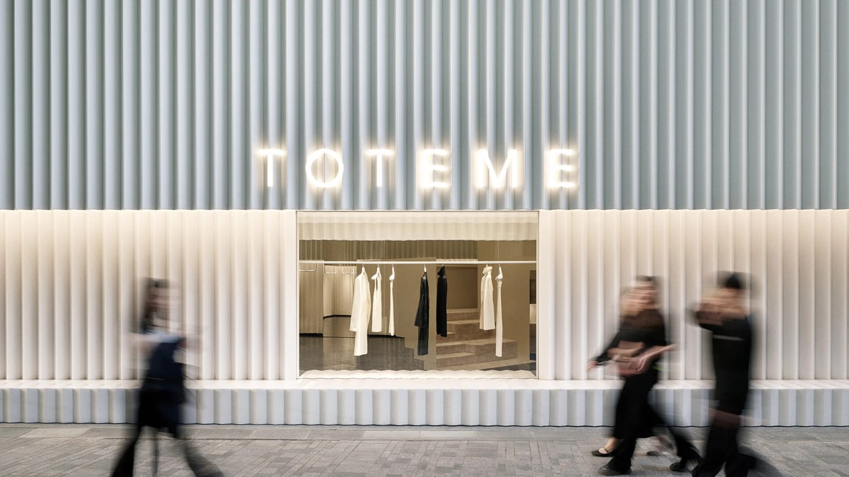 La nueva tienda de la marca Toteme en Pekín se ubica en el complejo comercial Taikoo Li Sanlitun y está diseñada por el estudio suizo Herzog & de Meuron.