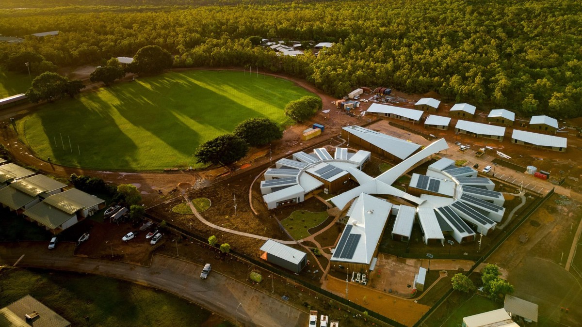El centro Yutjuwala Djwarr Aged Care está ubicado en Nhulunbuy (Arnhem) y ha sido concebido por el estudio Kaunitz Yeung Architecture y la comunidad Yolŋu.