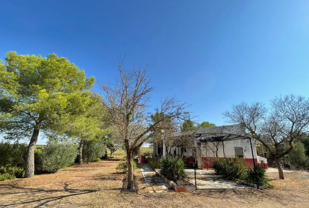 Casa con jardín y barbacoa en venta en Quintanar de la Orden por 49.900 euros.