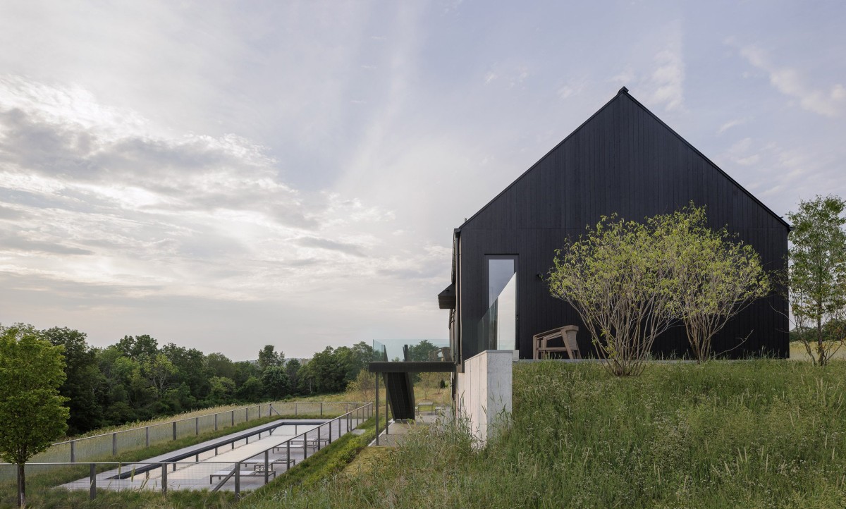 La casa toma como punto de partida el perfil clásico de los graneros de la zona, pero lo reviste de una “sensibilidad contemporánea”.