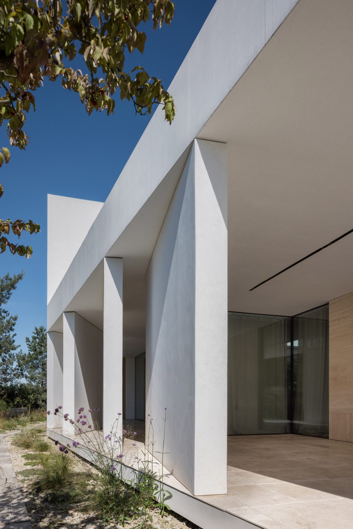 La vivienda emplea una solución innovadora elaborada con losas de hormigón, las cuales se inspiran en branquias acuáticas.