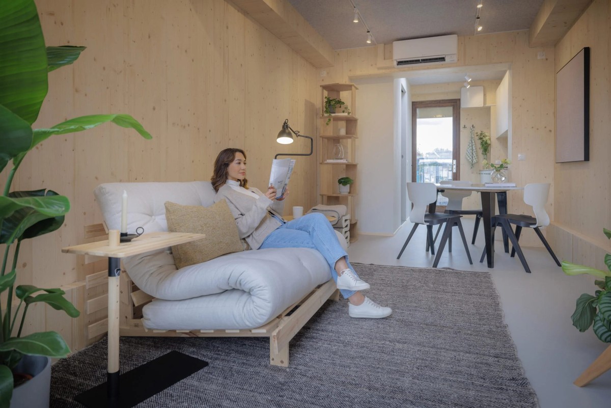 El interior es un espacio cálido y funcional, con una distribución pensada para minimizar instalaciones y optimizar cada centímetro disponible.