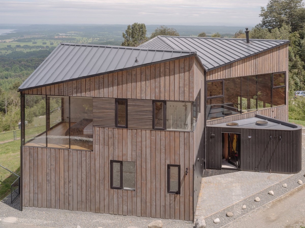 Se diseñaron dos volúmenes de planta cuadrada que se cruzan entre sí con una rotación de 45 grados.