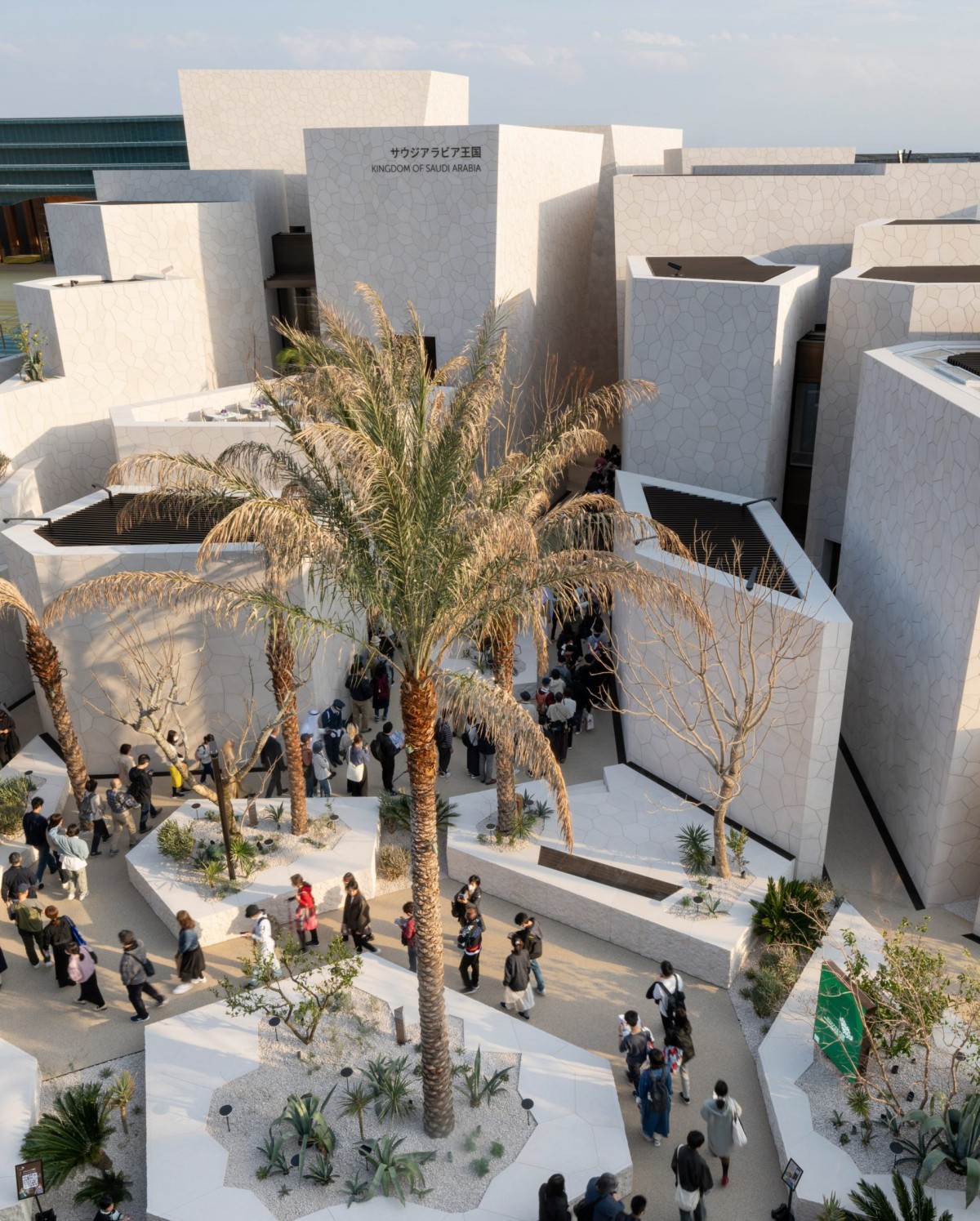 El pabellón parece emerger del paisaje como un conjunto de construcciones autóctonas que rodean un patio central.