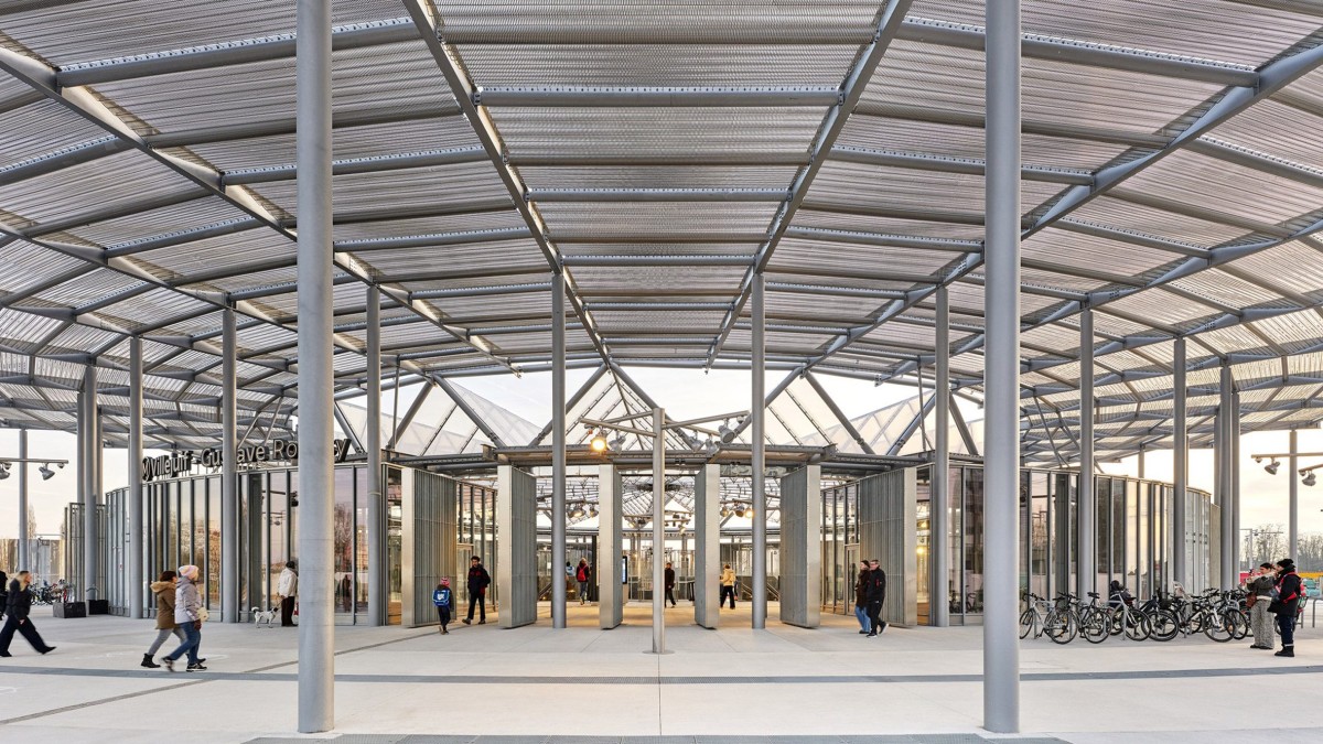 Desde el exterior, la estación se presenta como un discreto pabellón de cristal, coronado por un techo helicoidal compuesto por tres capas.