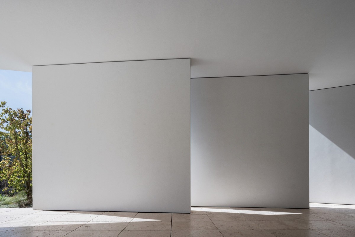 Las losas se disponen de forma independiente con ángulos diferentes en la fachada lateral, optimizando la entrada de luz y aire sin exponer la intimidad del hogar.