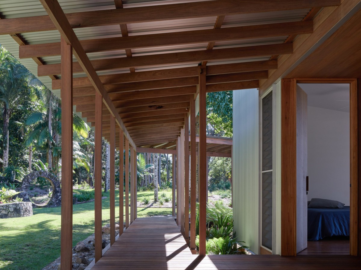 Las dos alas están conectadas por una pasarela exterior que recorre el jardín.