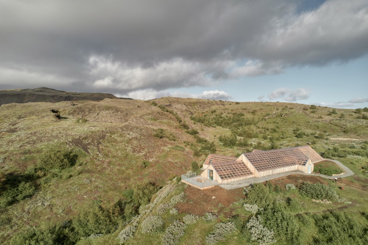Una ventana panorámica enmarca el paisaje y ofrece una perspectiva única desde una terraza exterior.