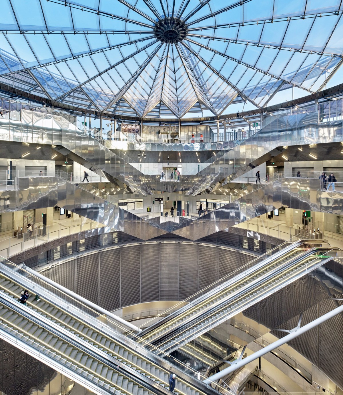 Su enfoque arquitectónico es innovador, pues se excavó un enorme pozo cilíndrico de 50 metros de profundidad y 70 metros de diámetro.