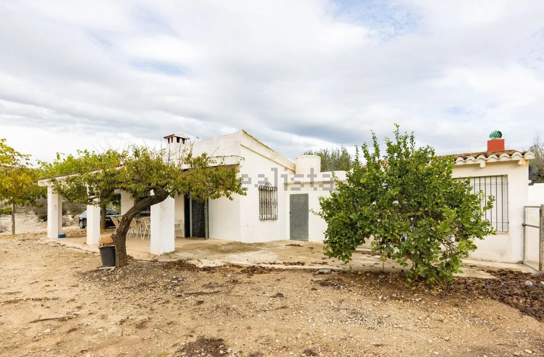 Casa con jardín y barbacoa en venta en Marina Alta por 73.000 euros