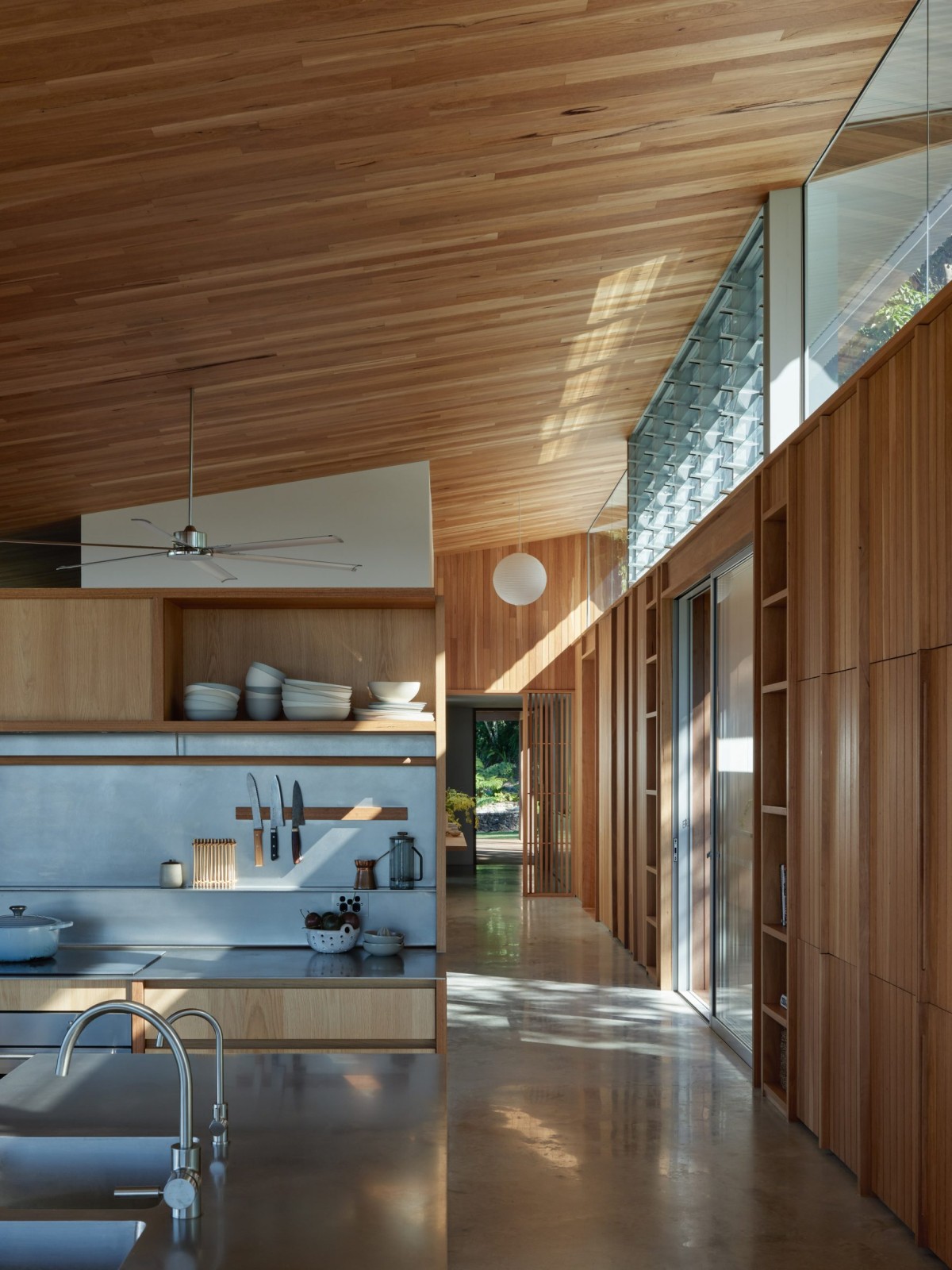 La madera tanto interior como exterior es de la especie australiana Blackbutt, cosechada en la misma región.