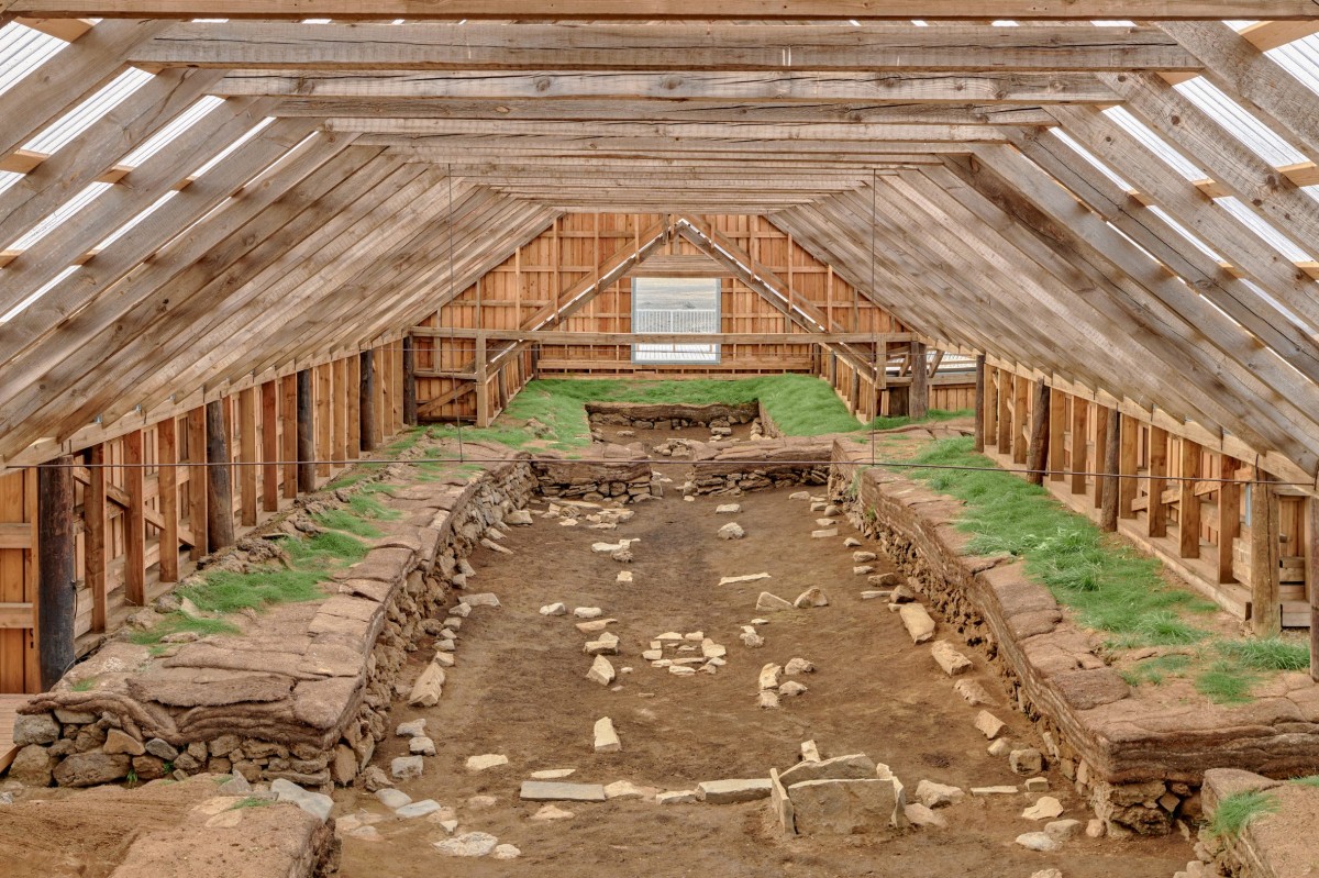 En su interior, los visitantes acceden a un balcón suspendido que “se cierne sobre las excavaciones, ofreciendo tanto una vista general como intimidad”.