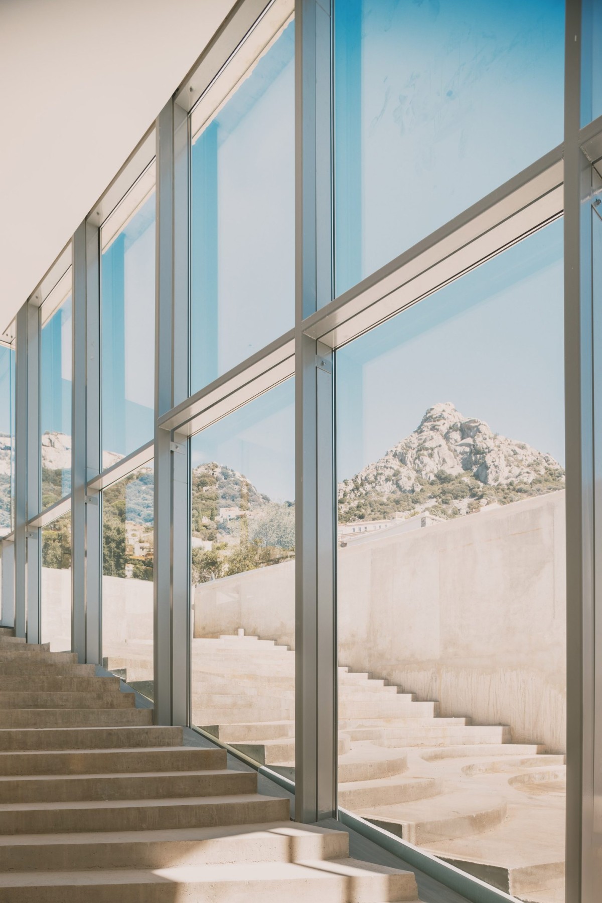 Los escalones parece que se introduzcan en las aulas, ya que estas cuentan con enormes muros cortina que borran la línea entre dentro y fuera.