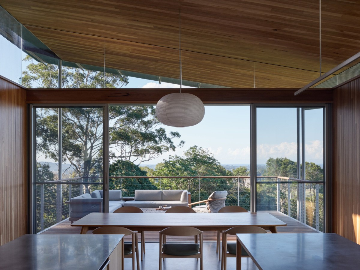 El salón principal se abre hacia el norte para captar el máximo de luz natural y las vistas a Byron Bay.
