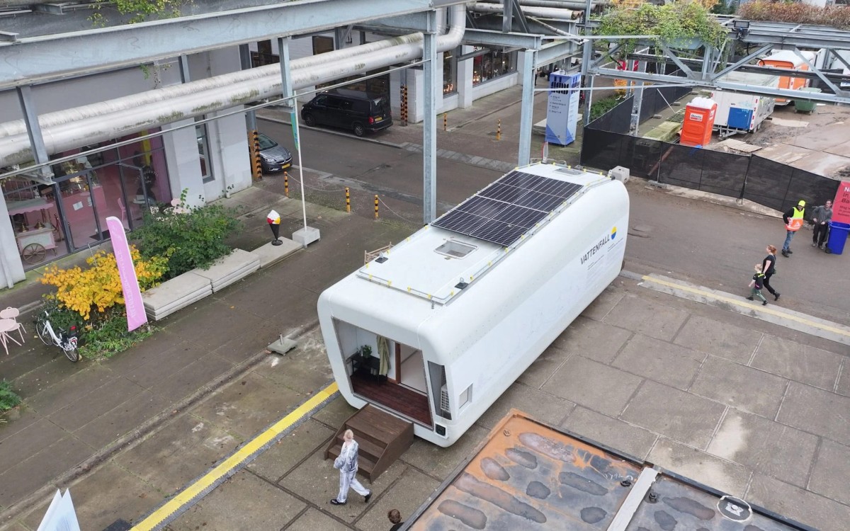 La energía proviene de cuatro paneles solares integrados en el techo y el agua caliente se genera mediante una caldera solar.