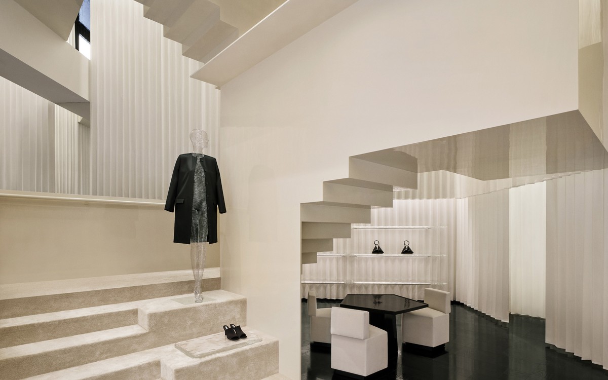 Los suelos y techos contrastan con la blancura general mediante una madera lacada en negro brillante.