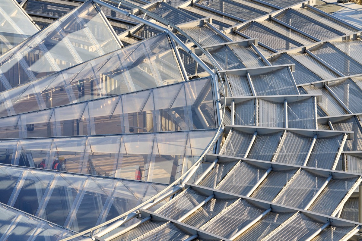 La cubierta está compuesta de tres capas: una de plástico central que protege de la lluvia y dos de malla de acero inoxidable que actúan como carpas filtrando la luz solar.