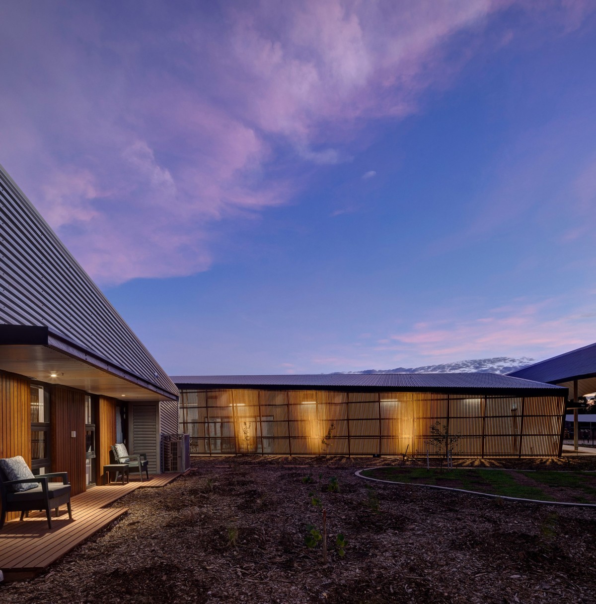 Las fachadas están revestidas con listones de corteza fibrosa mecanizados localmente.