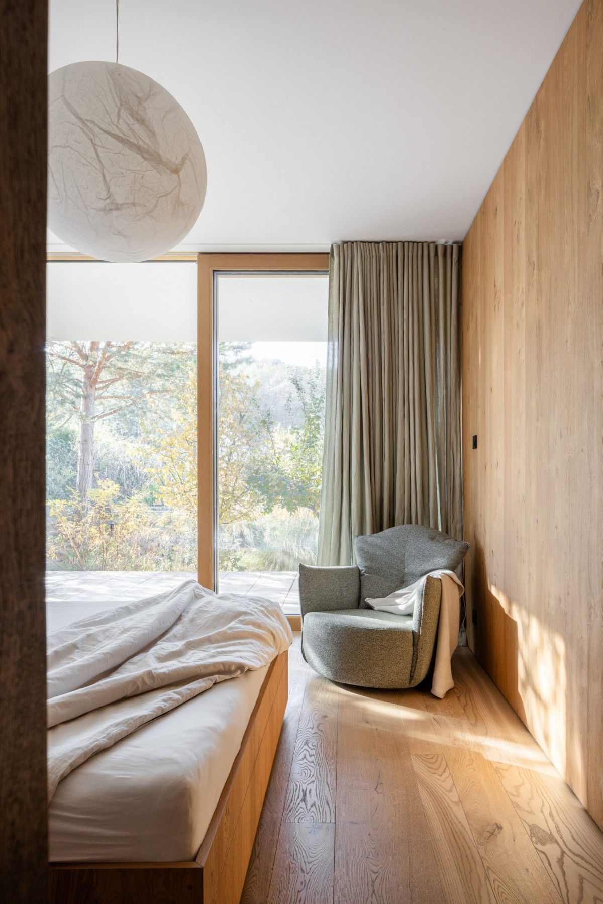 Cada dormitorio se abre a una terraza privada, configurada a partir del juego de volúmenes desalineados.