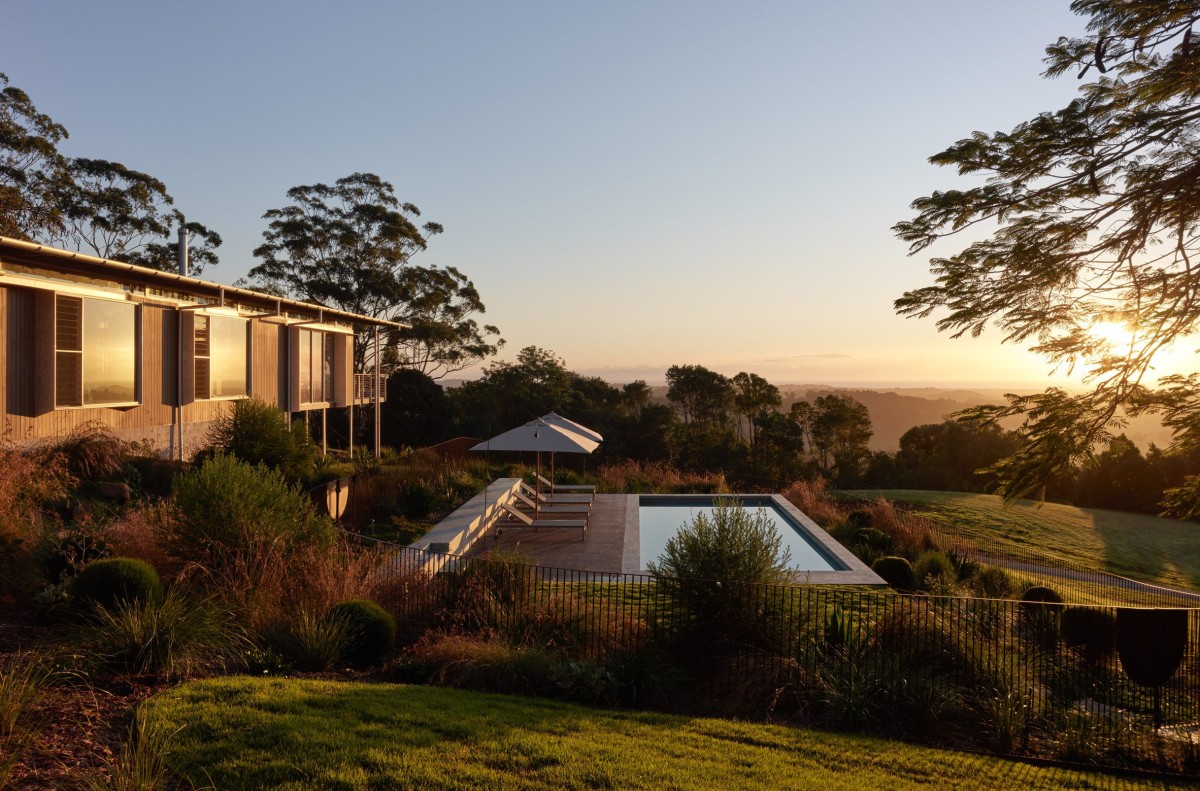 La vivienda se ubica en un ecosistema en sí mismo, rodeado de jardines frutales, una piscina, sauna, jacuzzi y zonas regeneradas de bosque tropical.