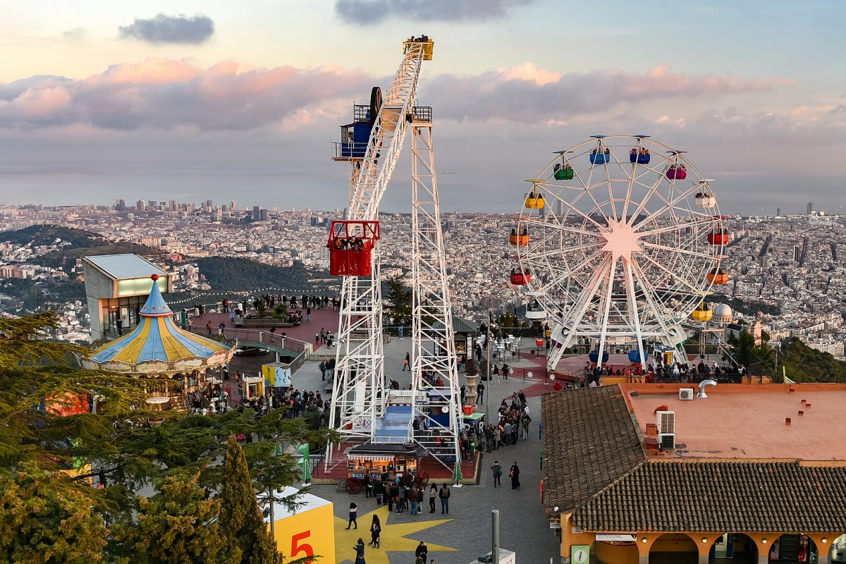 Vista parcial del parque de atracciones del Tibidabo con Barcelona al fondo.