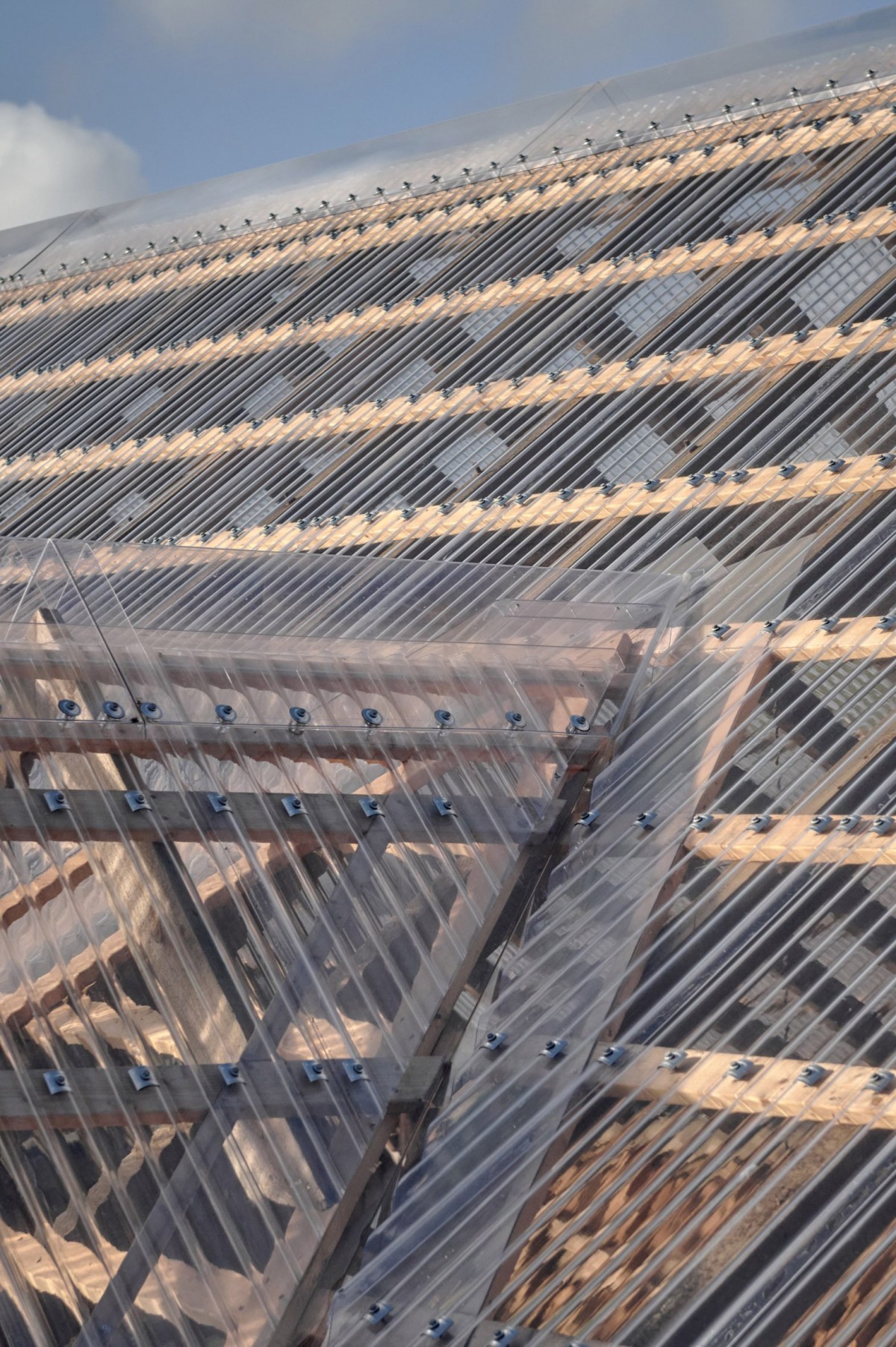 La estructura original de madera fue reforzada con marcos de acero galvanizado, sin alterar su geometría.