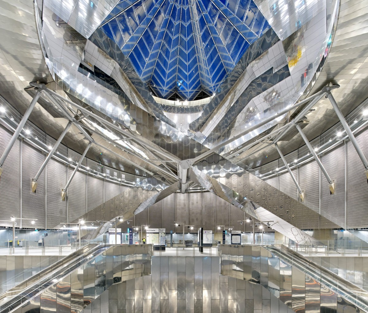 Su diseño interior destaca por una cuidada elección de materiales, su iluminación estratégica y una acústica que suaviza el bullicio diario.