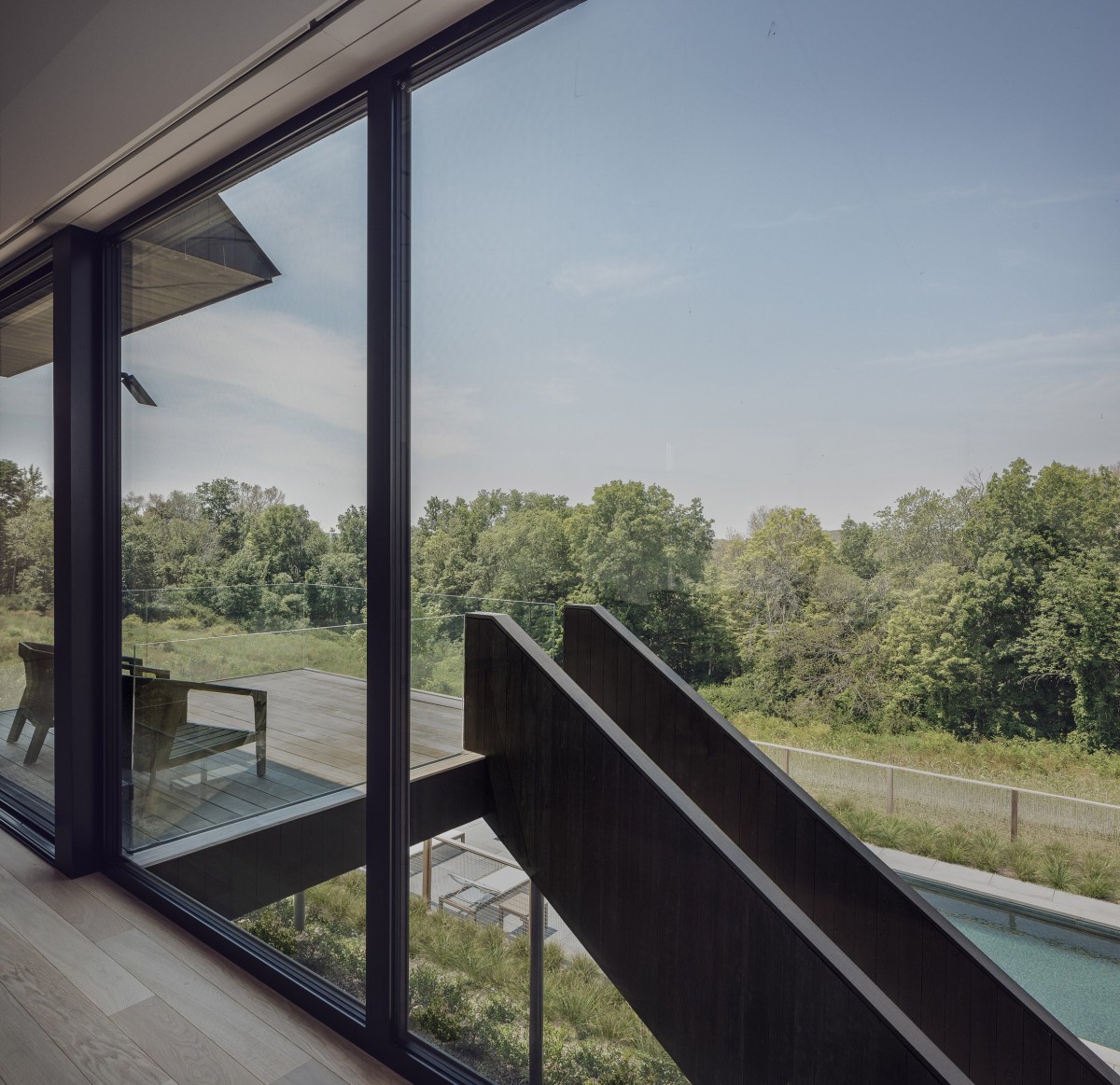 Una escalera exterior conecta los dos niveles y actúa como nexo entre las terrazas sociales y la zona de agua.