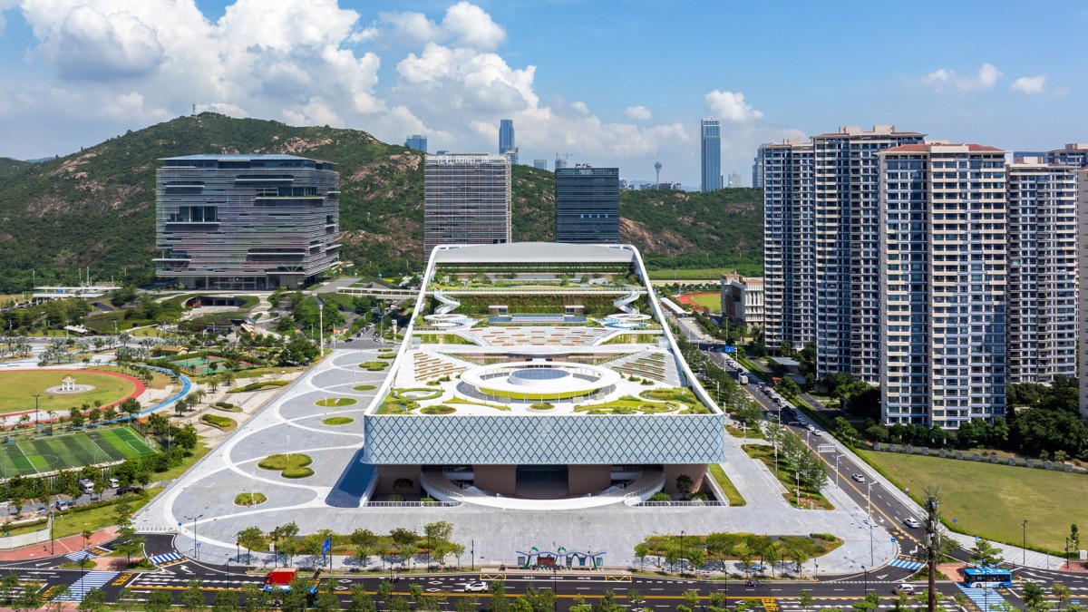 Cada nivel del jardín tiene una función, desde un parque infantil en la plataforma más baja, jardines tranquilos en la intermedia y un jardín de bambú en la superior.