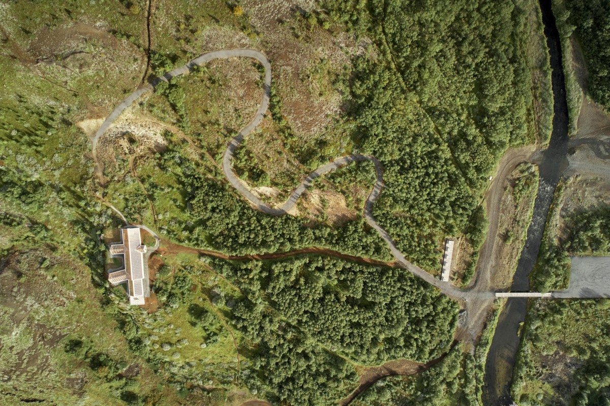 El proyecto incluyó, además del refugio, un sendero y una pasarela exterior que conectan Stöng con otros enclaves históricos cercanos.