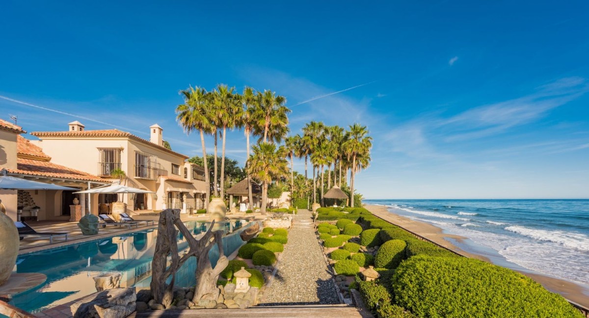 Beachfront villa in Marbella